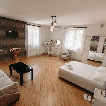 Castle Family Hotel Єреван Екстер'єр фото