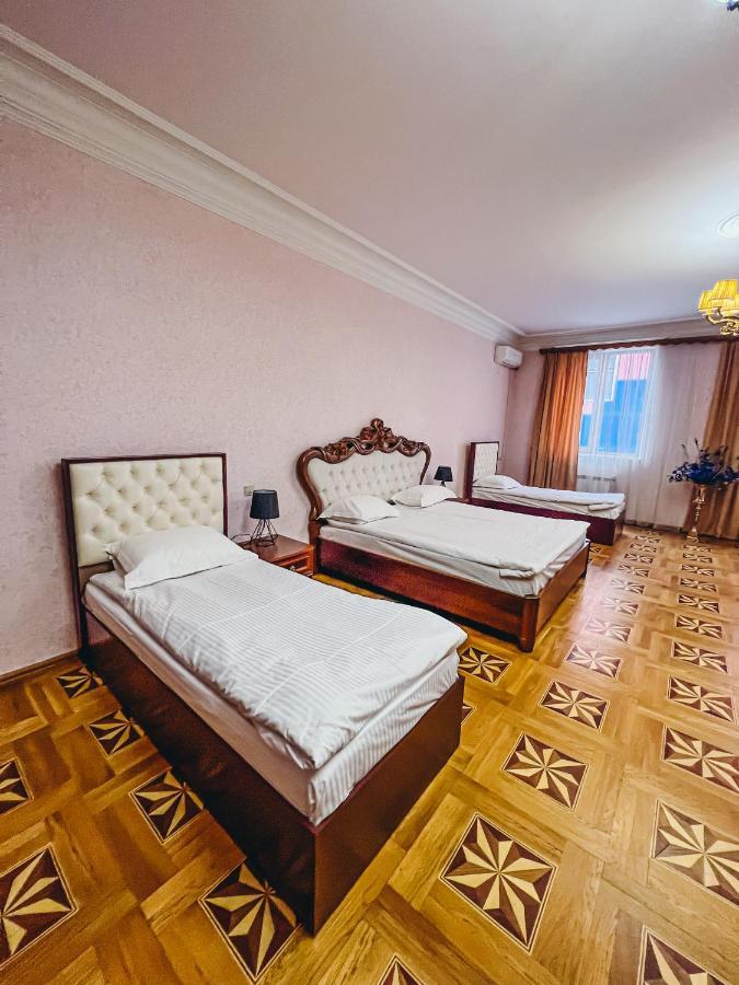 Castle Family Hotel Єреван Екстер'єр фото