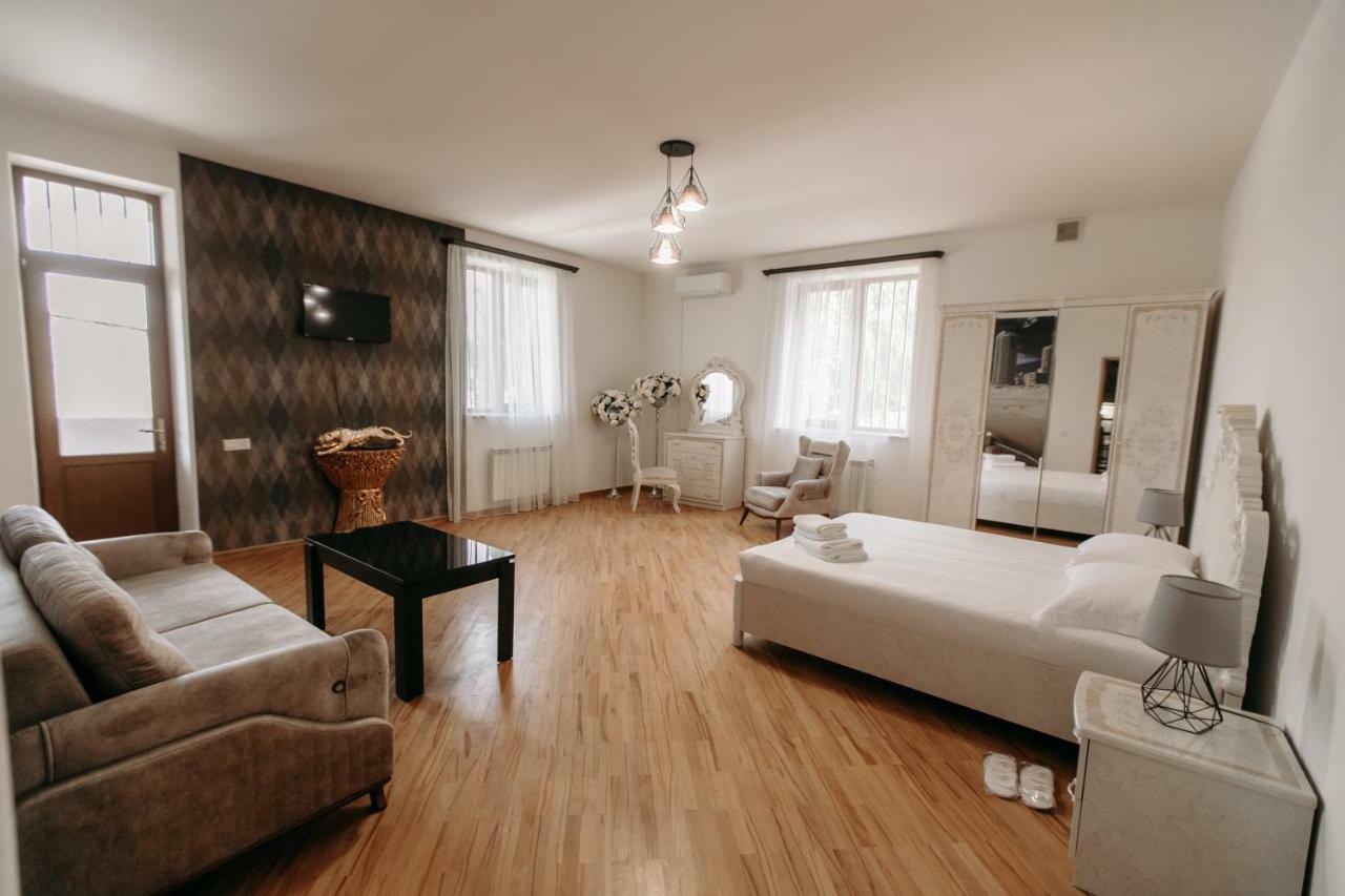 Castle Family Hotel Єреван Екстер'єр фото