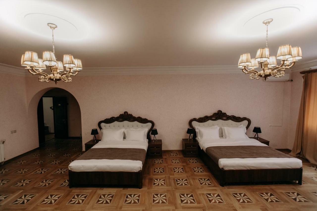 Castle Family Hotel Єреван Екстер'єр фото