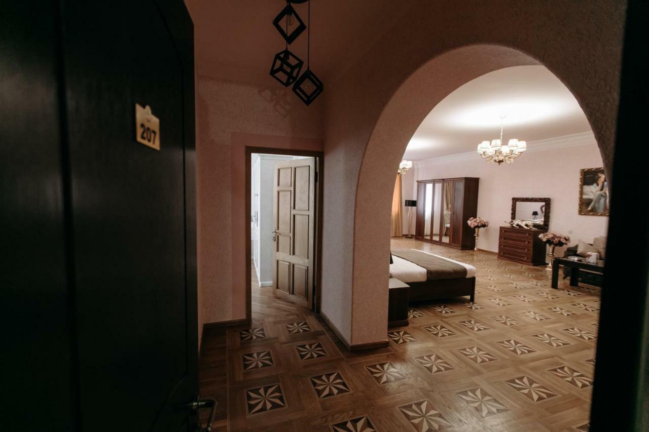 Castle Family Hotel Єреван Екстер'єр фото