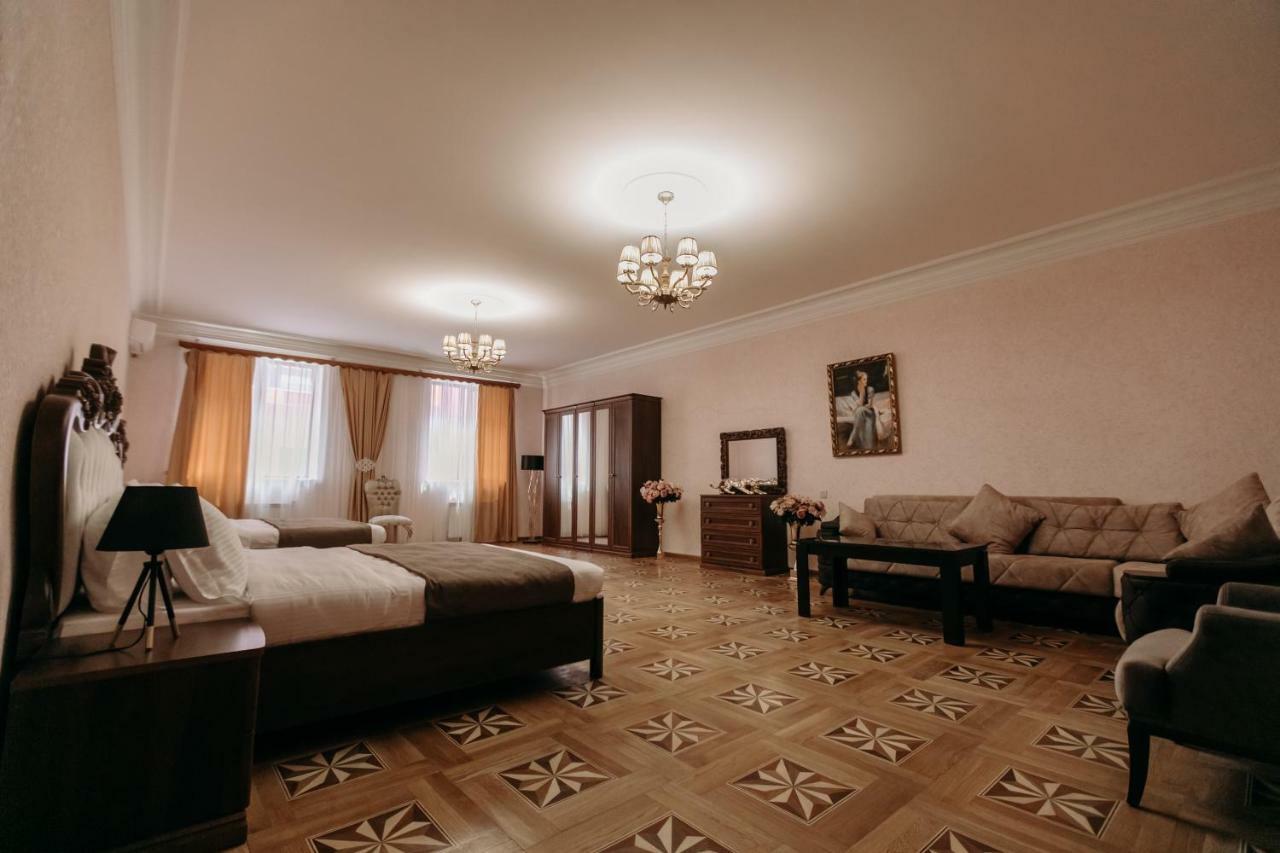 Castle Family Hotel Єреван Екстер'єр фото