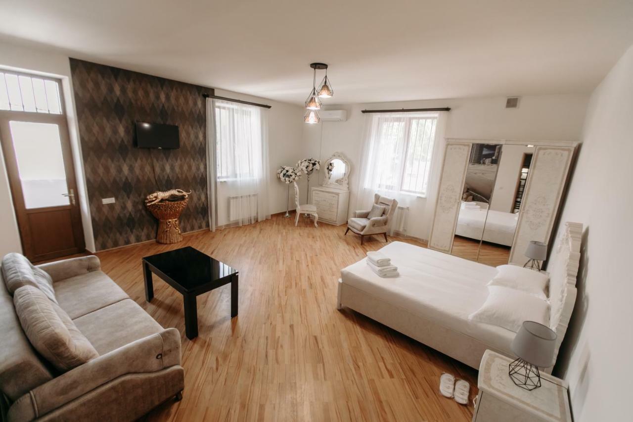 Castle Family Hotel Єреван Екстер'єр фото