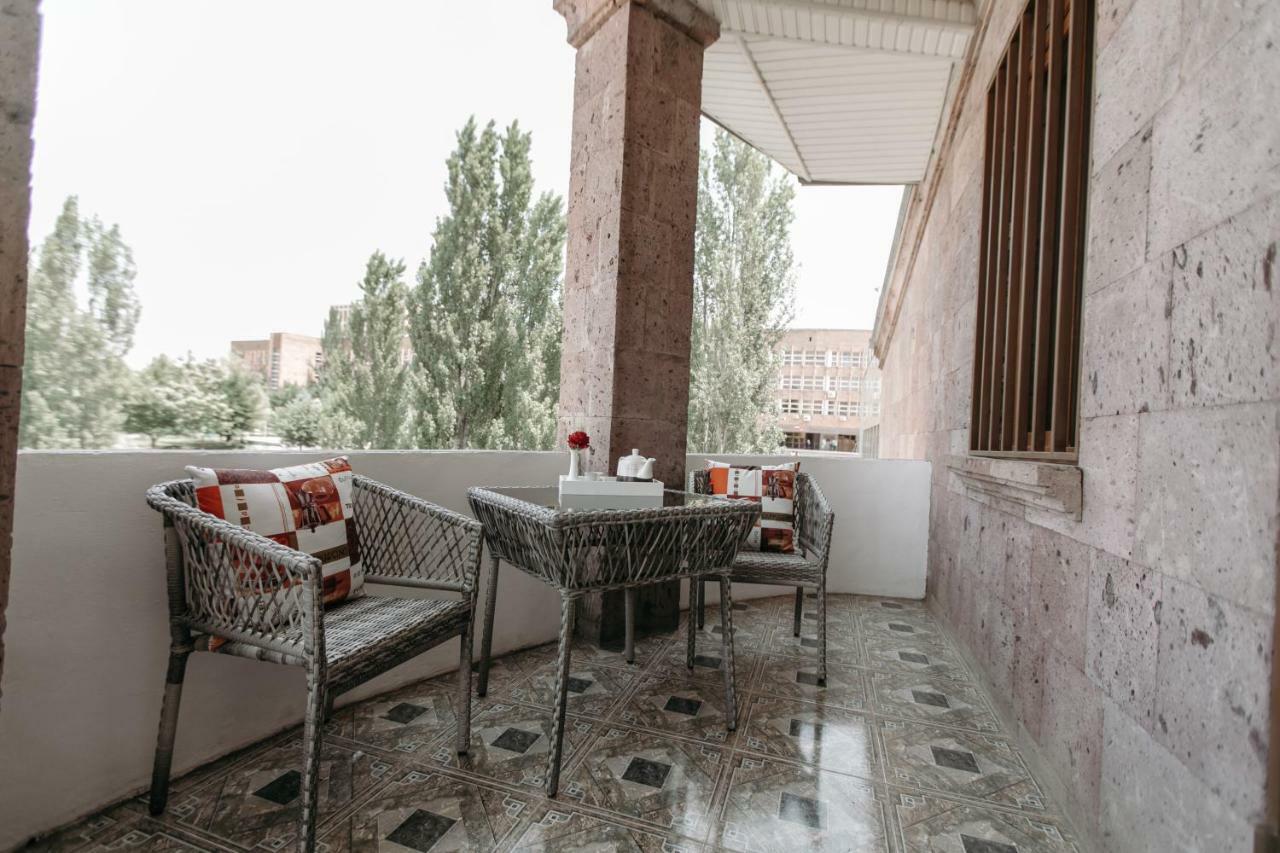 Castle Family Hotel Єреван Екстер'єр фото