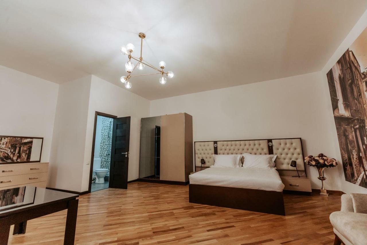 Castle Family Hotel Єреван Екстер'єр фото