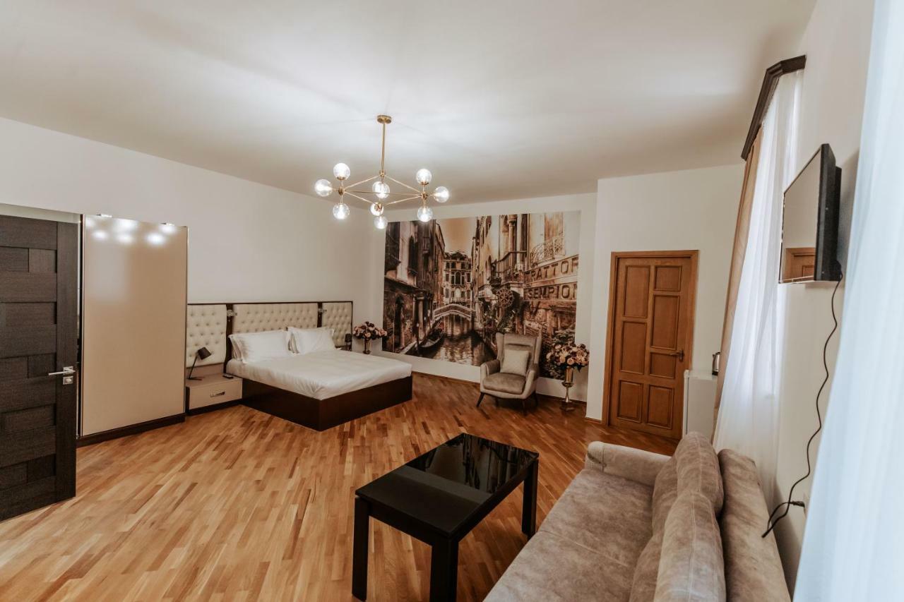Castle Family Hotel Єреван Екстер'єр фото