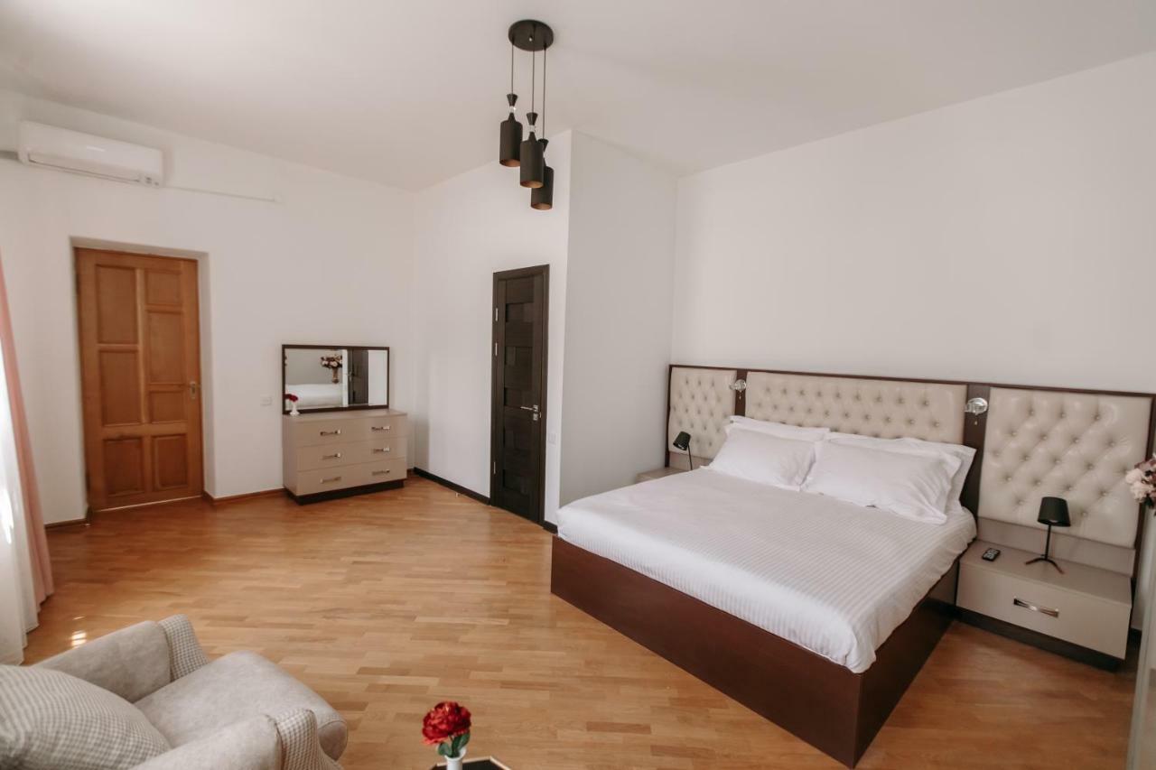 Castle Family Hotel Єреван Екстер'єр фото