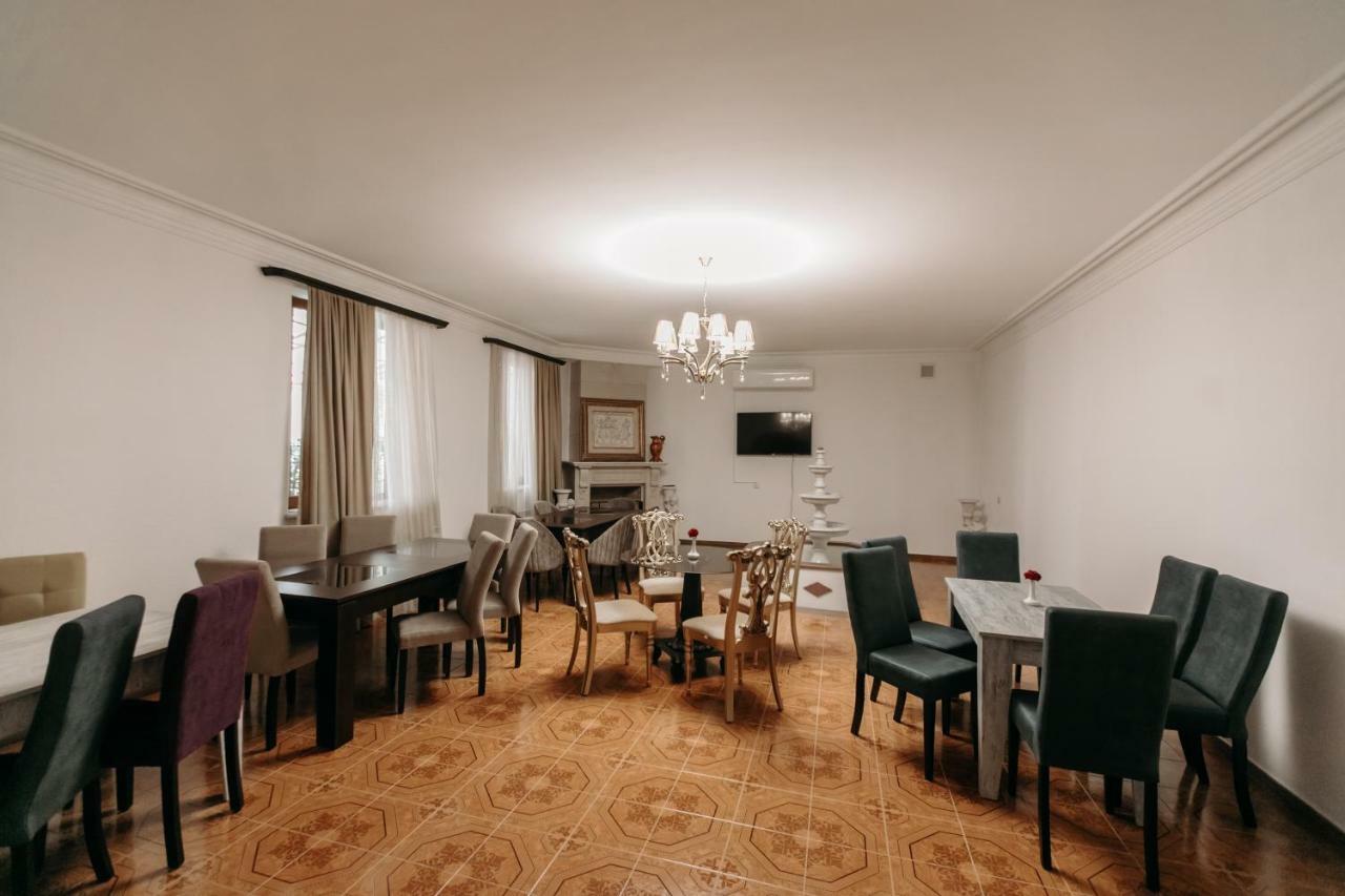 Castle Family Hotel Єреван Екстер'єр фото