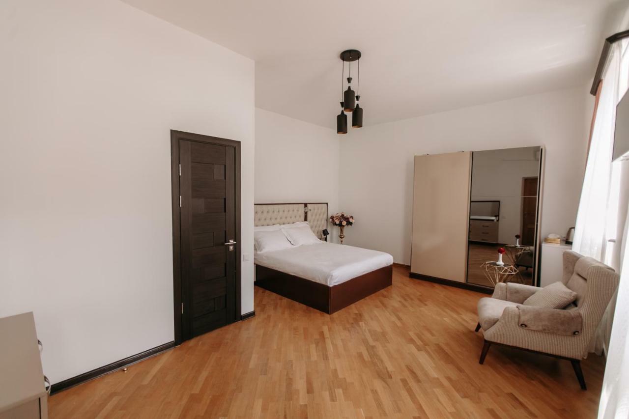 Castle Family Hotel Єреван Екстер'єр фото